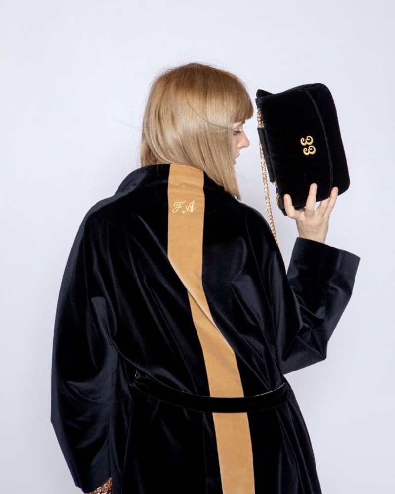 Le Bond — cappotto e borsa in velluto